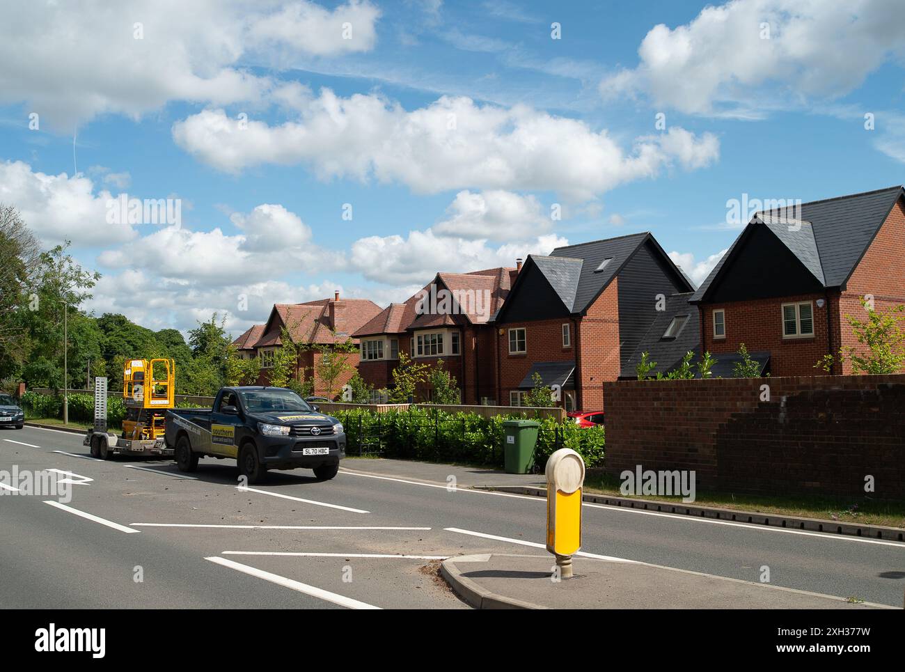 Shiplake, Royaume-Uni. 11 juillet 2024. Un nouveau développement de logements ruraux à Shiplake, Oxfordshire. Le Labour a annoncé son intention de s'appuyer sur la « ceinture grise ». La chancelière Rachel Reeves a déclaré qu'une révision des règles de planification permettrait aux conseils en Angleterre de donner la priorité à la construction de sites de friches industrielles et de zones de mauvaise qualité dans la ceinture verte. La ceinture verte couvre 13% de l'Angleterre et les écologistes sont très inquiets que cela signifie que de plus en plus de nos espaces verts seront bétonnés. Crédit : Maureen McLean/Alamy Live News Banque D'Images