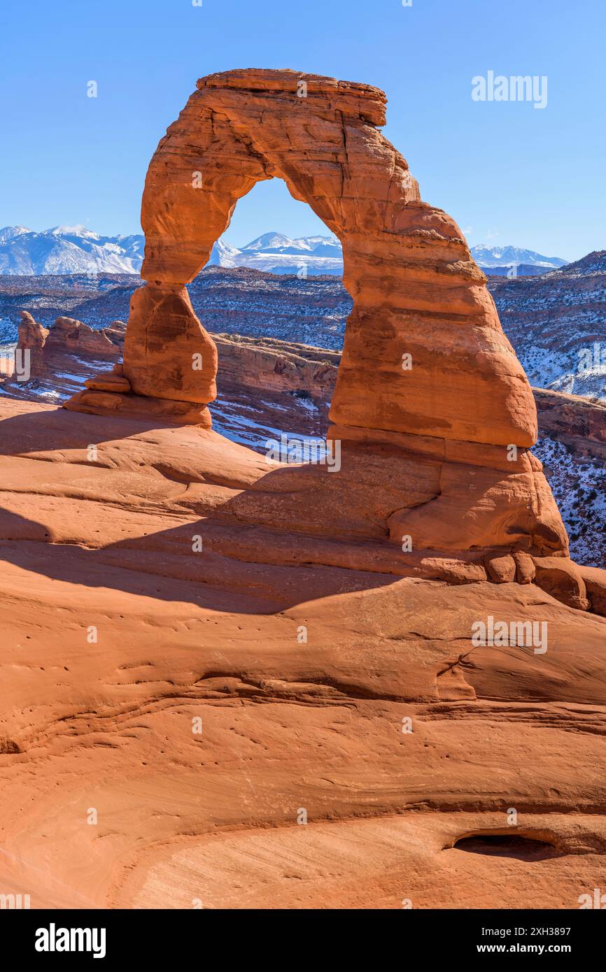 Winter Delicate Arch - vue verticale rapprochée de Delicate Arch, avec les montagnes enneigées de la Sal dominant en arrière-plan, par une journée d'hiver ensoleillée et claire. Banque D'Images