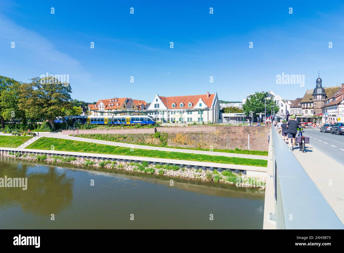 Höxter : rivière Weser, vieille ville de Höxter, gare, train local à Teutoburger Wald, Rhénanie du Nord-Westphalie, Allemagne Banque D'Images