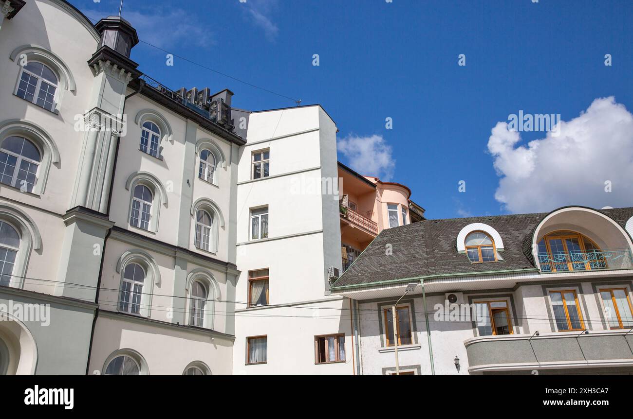 Façade de bâtiments d'architecture résidentielle de la vieille ville à Ouzhhorod, Ukraine. Banque D'Images