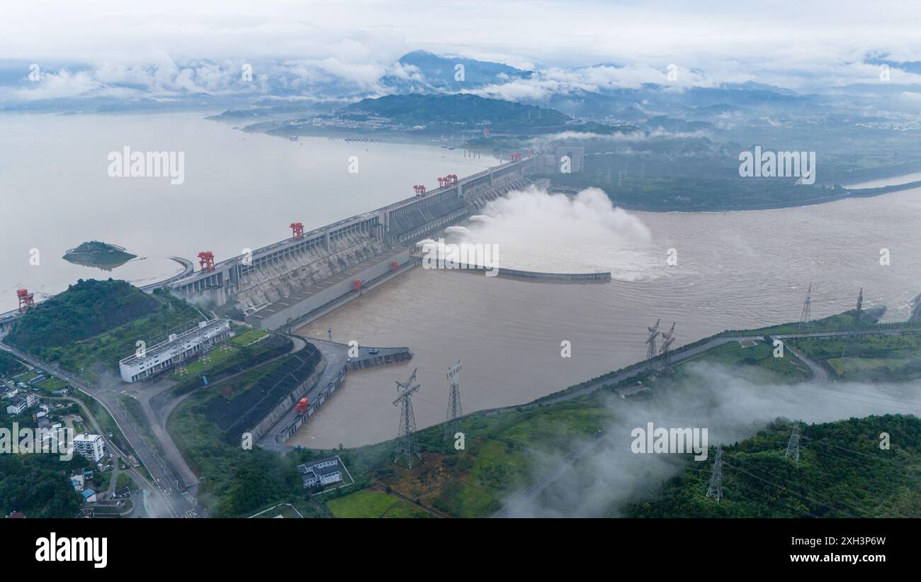 YICHANG, CHINE - 11 JUILLET 2024 - le barrage des trois Gorges ouvre trois trous pour libérer l'eau de crue au coucher du soleil à Yichang, province du Hubei, Chine, le 11 juillet 2 Banque D'Images