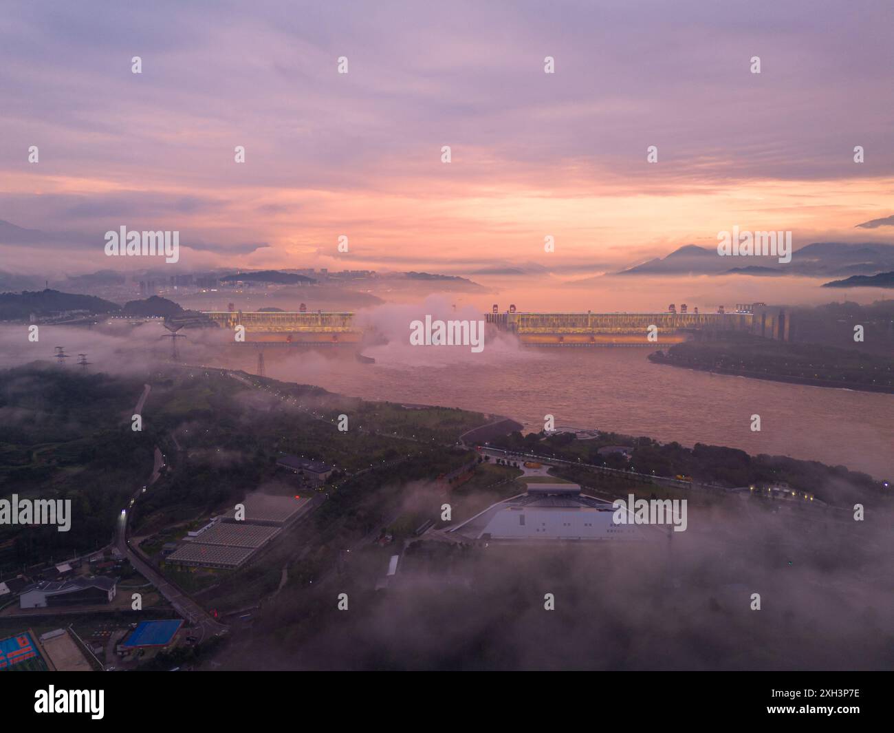 YICHANG, CHINE - 11 JUILLET 2024 - le barrage des trois Gorges ouvre trois trous pour libérer l'eau de crue au coucher du soleil à Yichang, province du Hubei, Chine, le 11 juillet 2 Banque D'Images