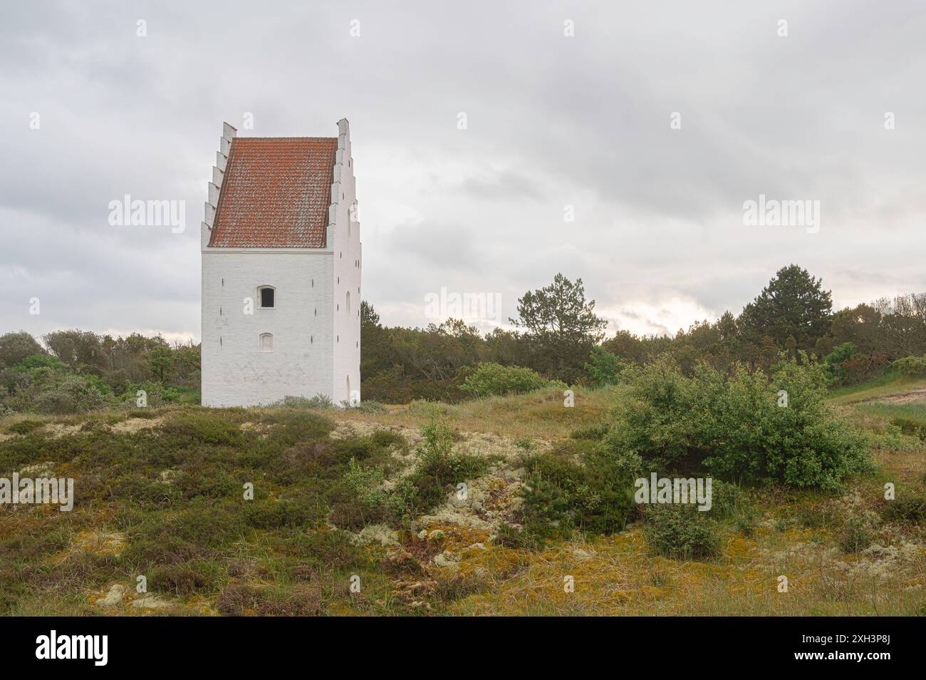 Tour de l'église couverte de sable dans les dunes envahies par la végétation, Skagen, Danemark, 30 mai 2024 Banque D'Images