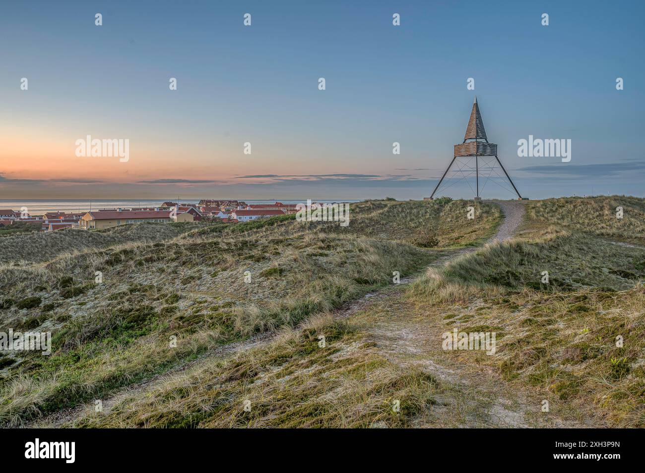 Sentier dans les dunes jusqu'à la marque de mer au-dessus du vieux Skagen, Danemark, 30 mai 2024 Banque D'Images