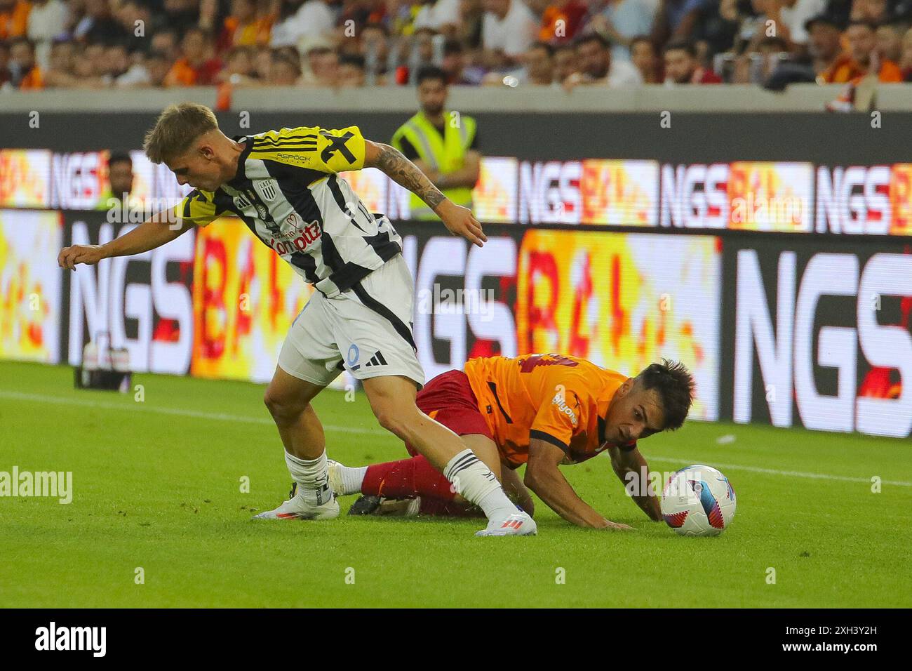 Linz, Autriche. 11 juillet 2024. LINZ, AUTRICHE - 11 JUILLET : Kevin Lebersorger du LASK et Eren Aydin du Galatasaray Istanbul lors du match amical de pré-saison entre le LASK et le Galatasaray Istanbul au Raiffeisen Arena le 11 juillet 2024 à Linz, Autriche .240711_SEPA_07_061 - 20240711_PD12516 crédit : APA-PictureDesk/Alamy Live News Banque D'Images