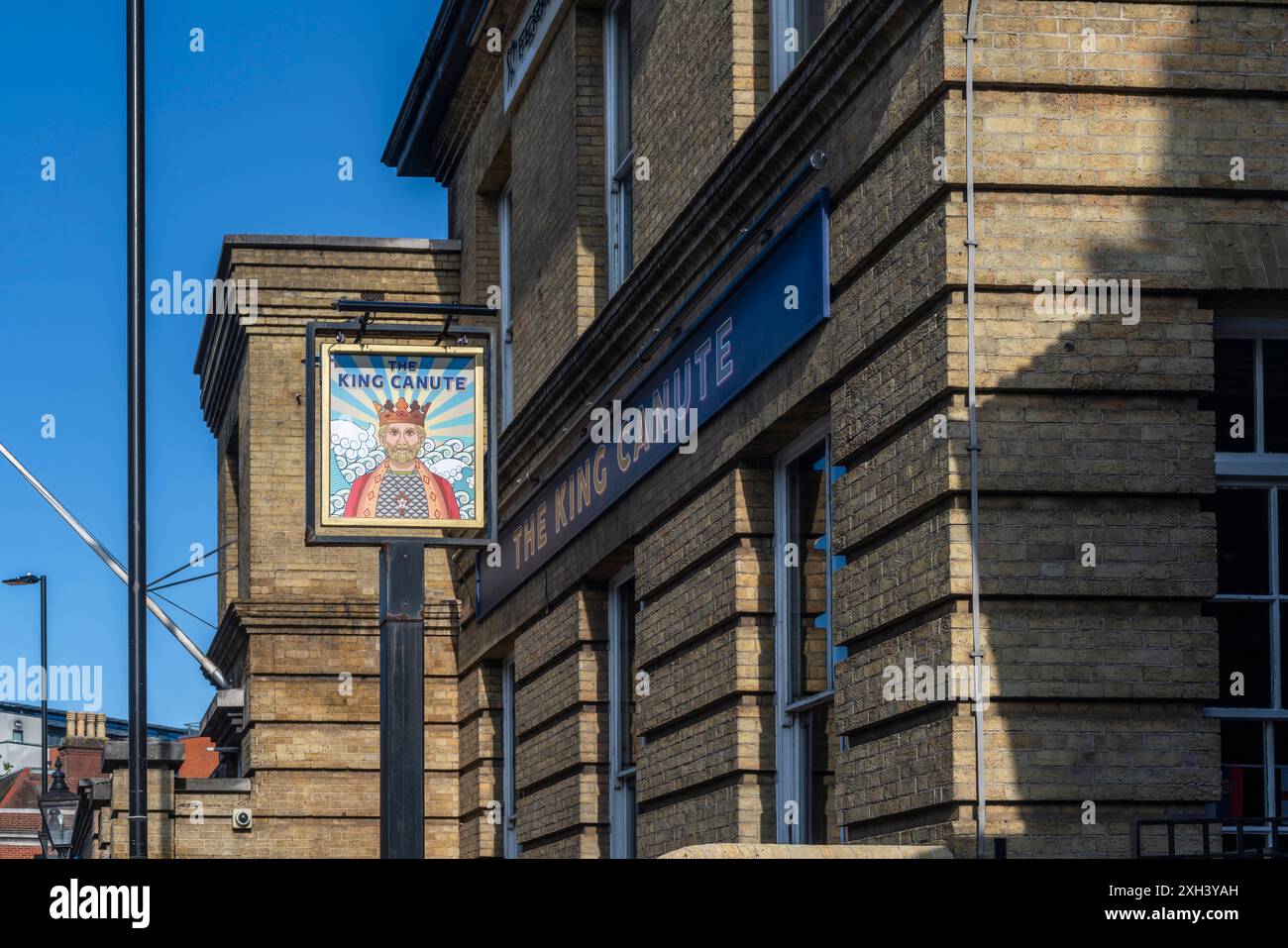 Panneau de pub illustré King Canute à l'entrée du pub King Canute au pavillon de Canute près de Ocean Village à Southampton, Angleterre, Hampshire, Royaume-Uni Banque D'Images