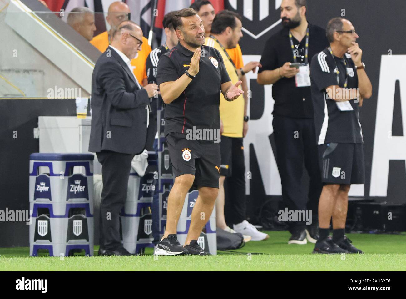 Linz, Autriche. 11 juillet 2024. LINZ, AUTRICHE - 11 JUILLET : entraîneur-chef Okan Buruk de Galatasaray Istanbul lors du match amical de pré-saison entre le LASK et le Galatasaray Istanbul au Raiffeisen Arena le 11 juillet 2024 à Linz, Autriche .240711 SEPA 07 039 - 20240711 PD12607 crédit : APA-PictureDesk/Alamy Live News Banque D'Images