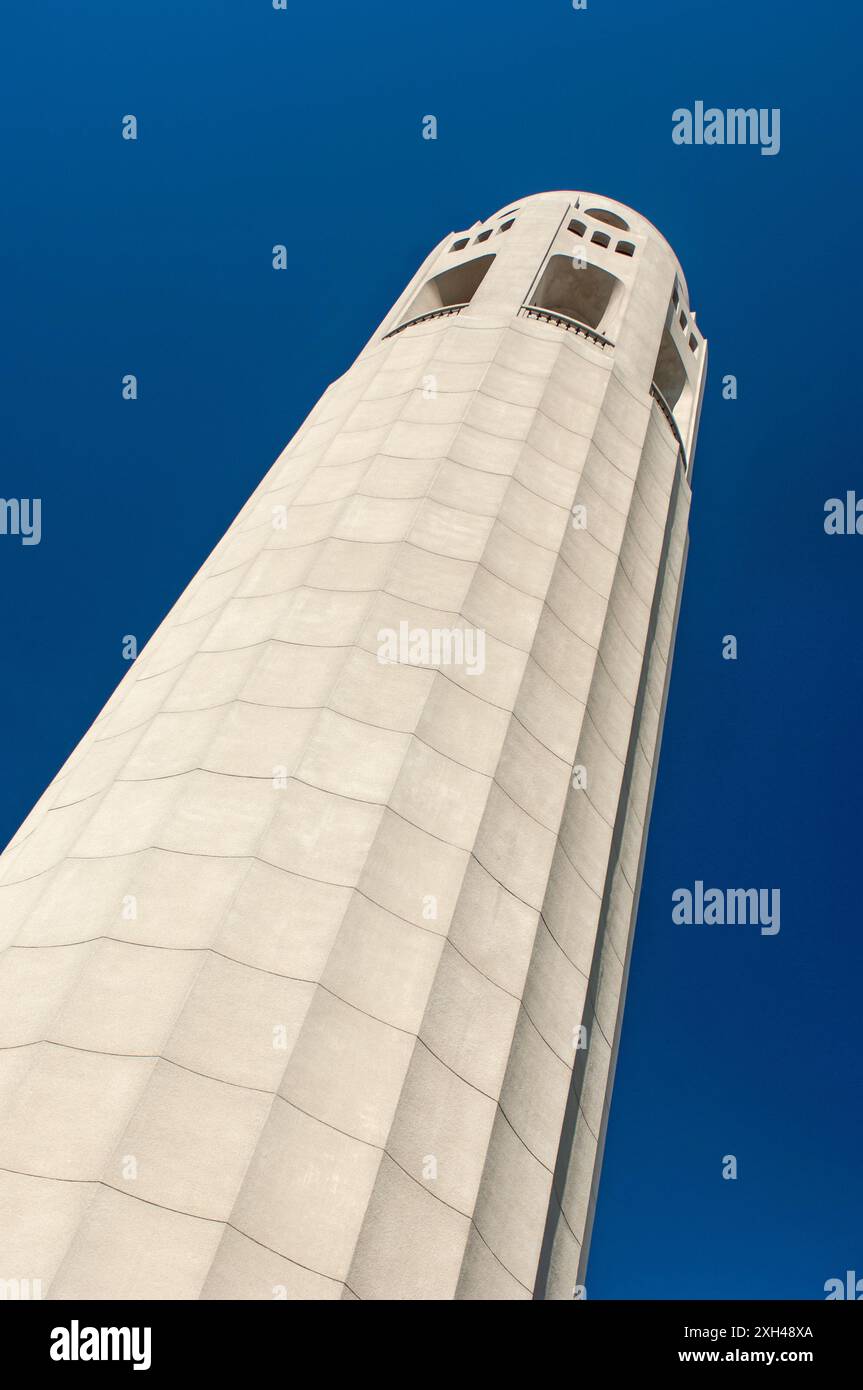 La simple cannelure Coit Tower de San Francisco, EN CALIFORNIE, porte le nom de Lillie Hitchcock Coit, une riche excentrique et patronne des pompiers de la ville. Coit Banque D'Images