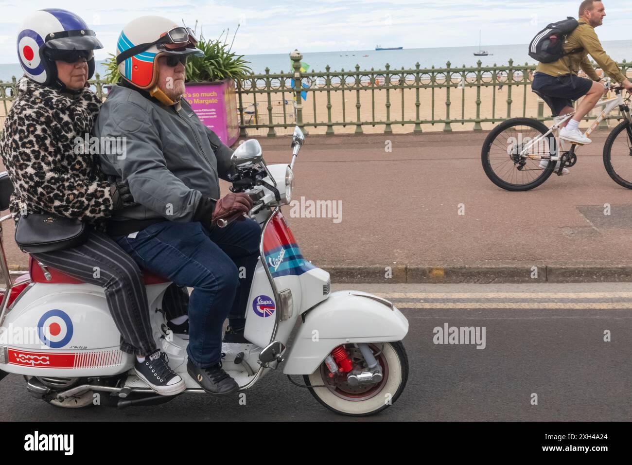 Angleterre, Kent, Margate, The Big 7 National Scooter Rally, couple Riding Vintage Scooter sur le front de mer de Margate Banque D'Images