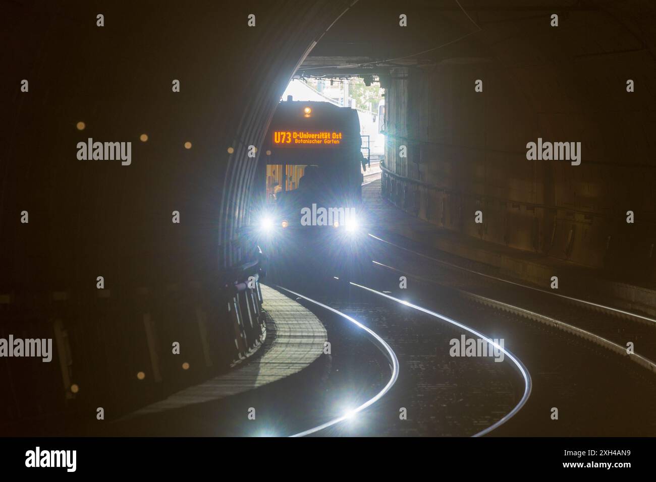 Düsseldorf : train en tunnel de la ligne de métro léger Wehrhahn (nom officiel : main line 3) est une ligne principale souterraine de la Düsseldorf Stadtbahn, exploitée Banque D'Images