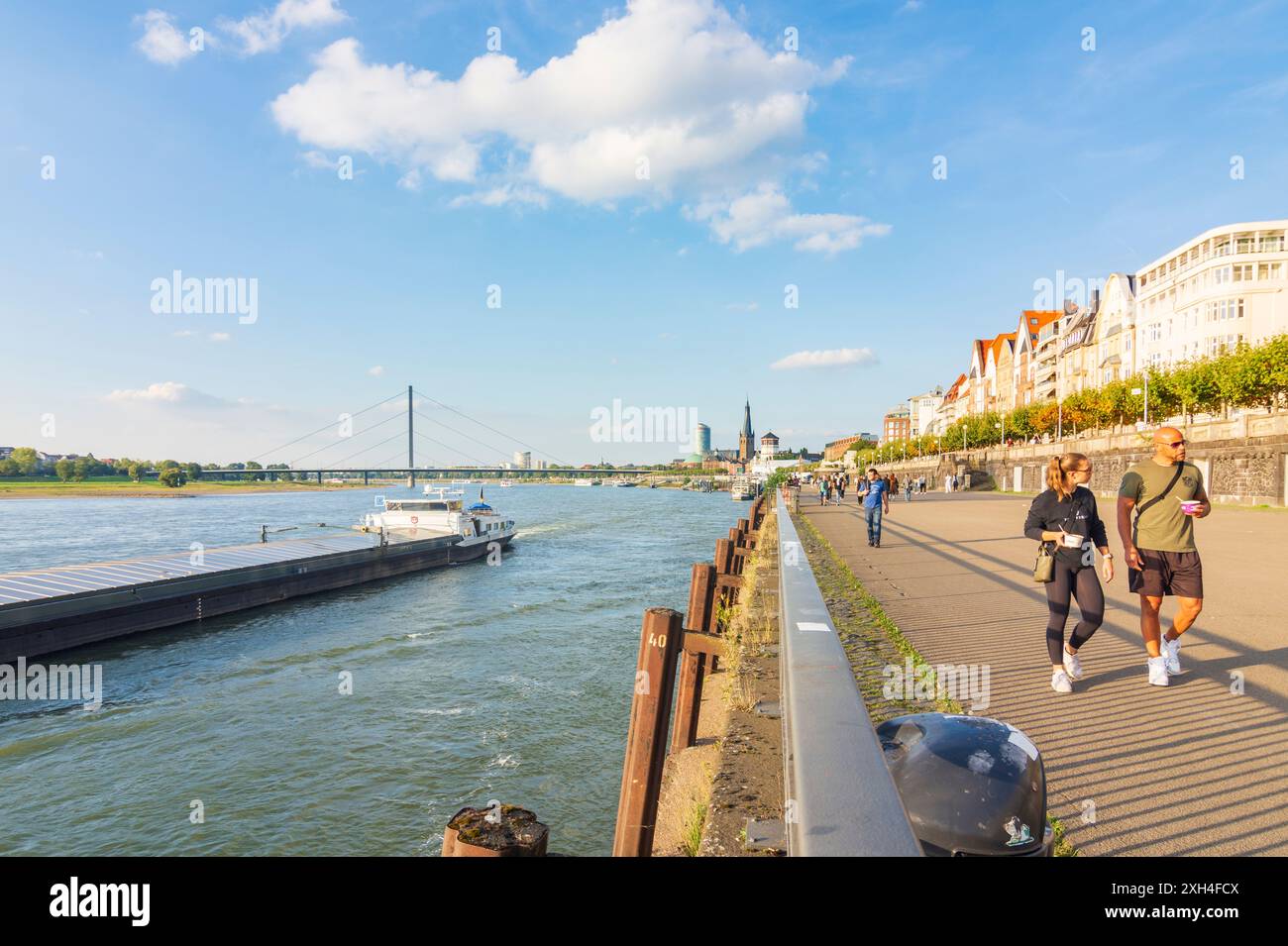 Düsseldorf : promenade du Rhin (Rheinuferpromenade), Rhin, pont Oberkasseler Brücke, cargo à Düsseldorf und Neanderland, Rhin du Nord-Westfal Banque D'Images