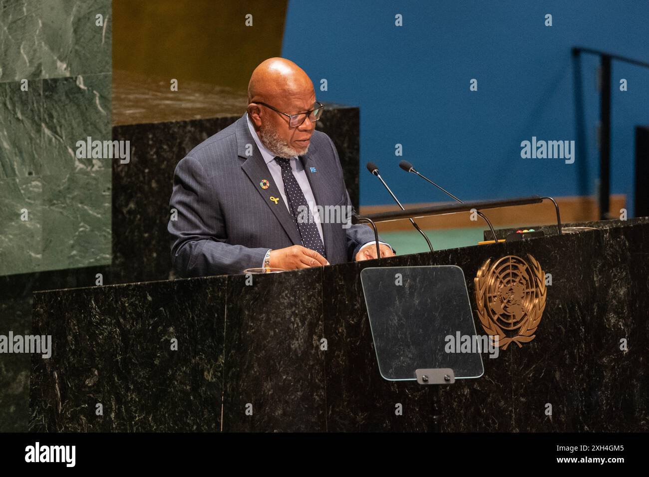 Dennis Francis prend la parole lors d'un événement organisé à l'occasion de la Journée internationale de réflexion et de commémoration du génocide de 1995 à Srebrenica, au Siège de l'ONU à New York, le 11 juillet 2024 Banque D'Images