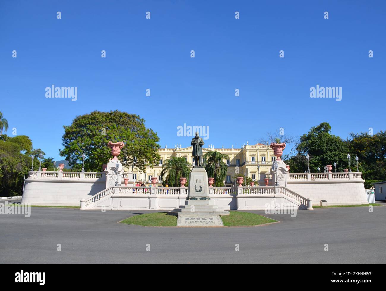 Vue sur la statue de Dom Pedro II et le palais de São Cristóvão, il a servi de résidence officielle à la famille royale. Quinta da Boa Vista Banque D'Images