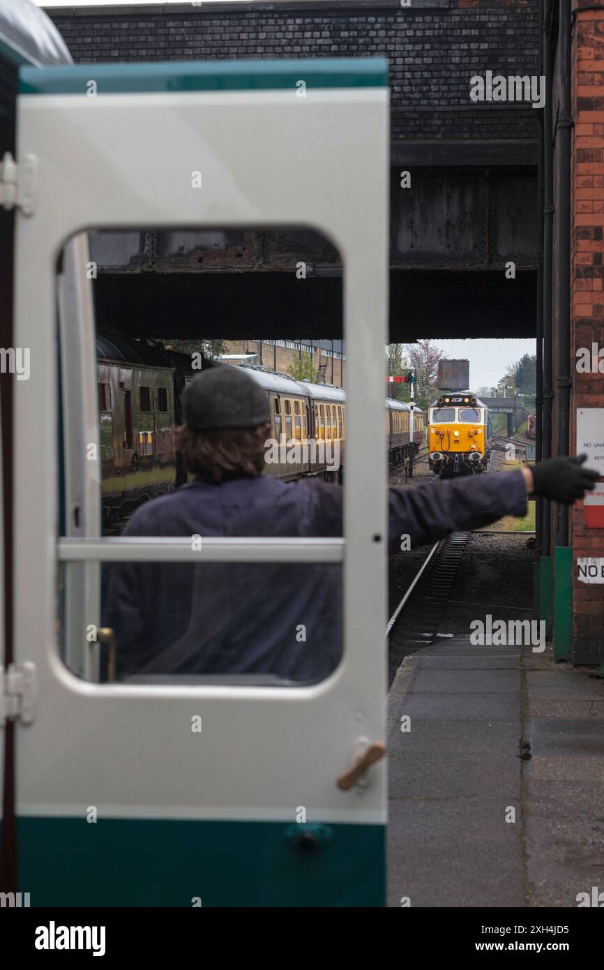 Loughborough (Great Central Railway) shunter guidant la locomotive 50017 Royal Oak de classe 50 à l'avant d'un train Banque D'Images