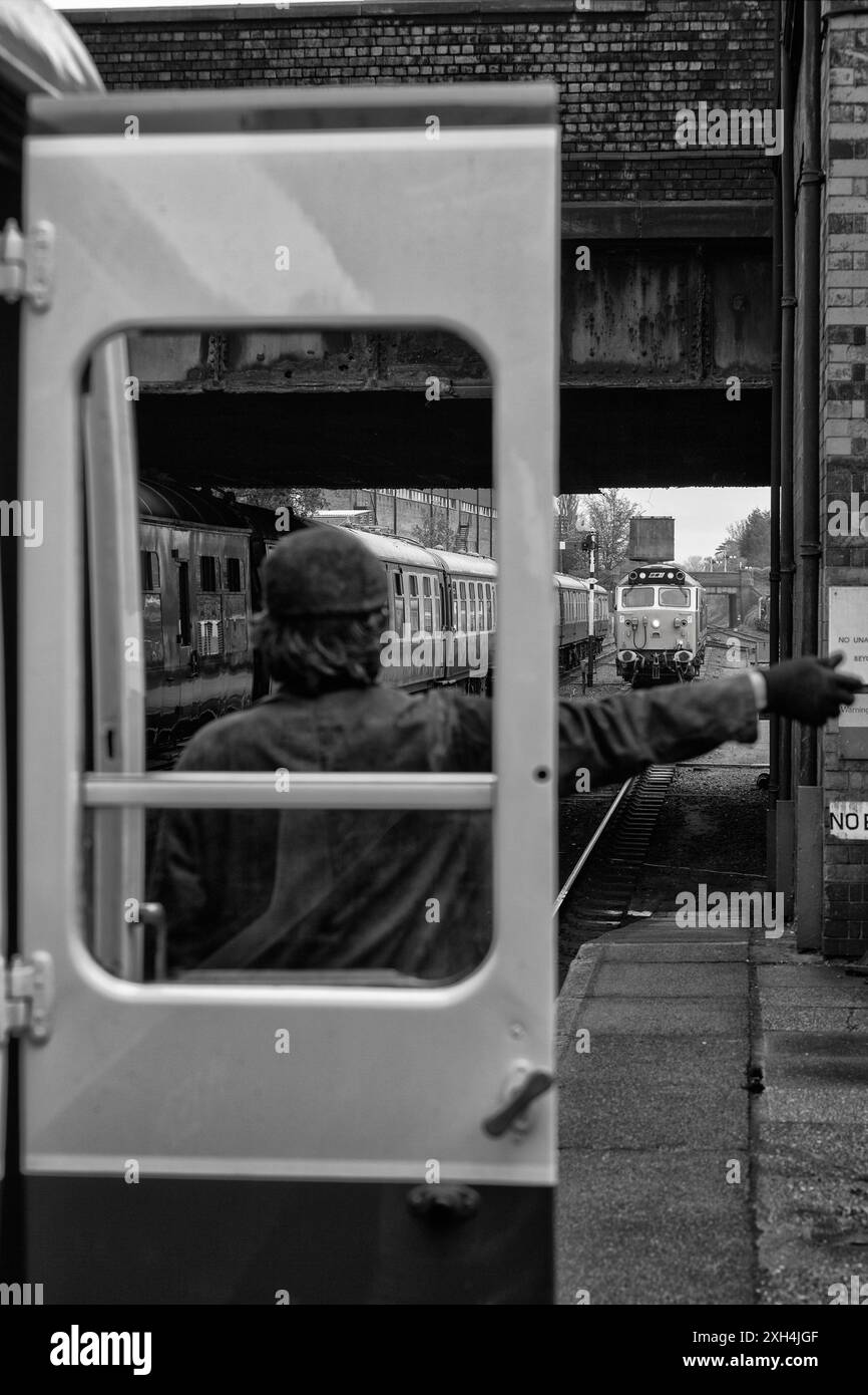 Loughborough (Great Central Railway) shunter guidant la locomotive 50017 Royal Oak de classe 50 à l'avant d'un train Banque D'Images