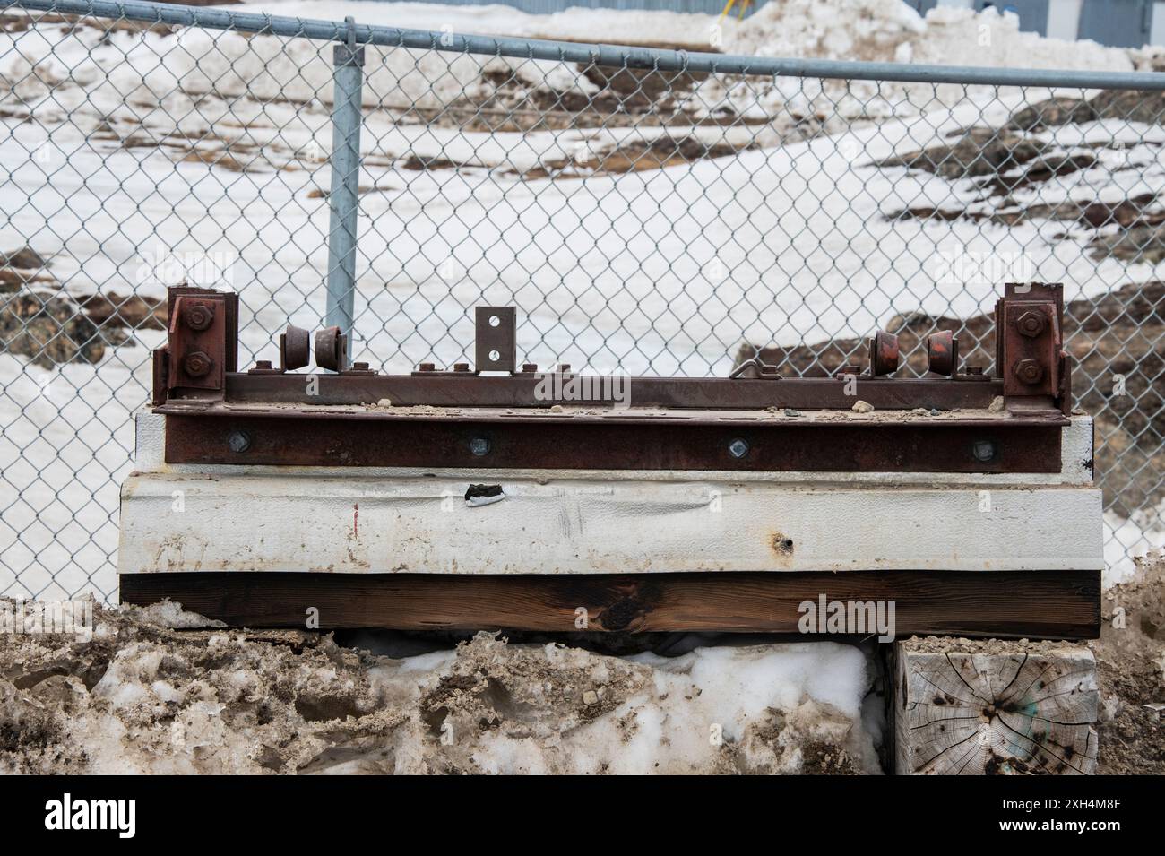 Composant de pont entreposé sur Niaqunngusiariaq à Apex, Nunavut, Canada Banque D'Images