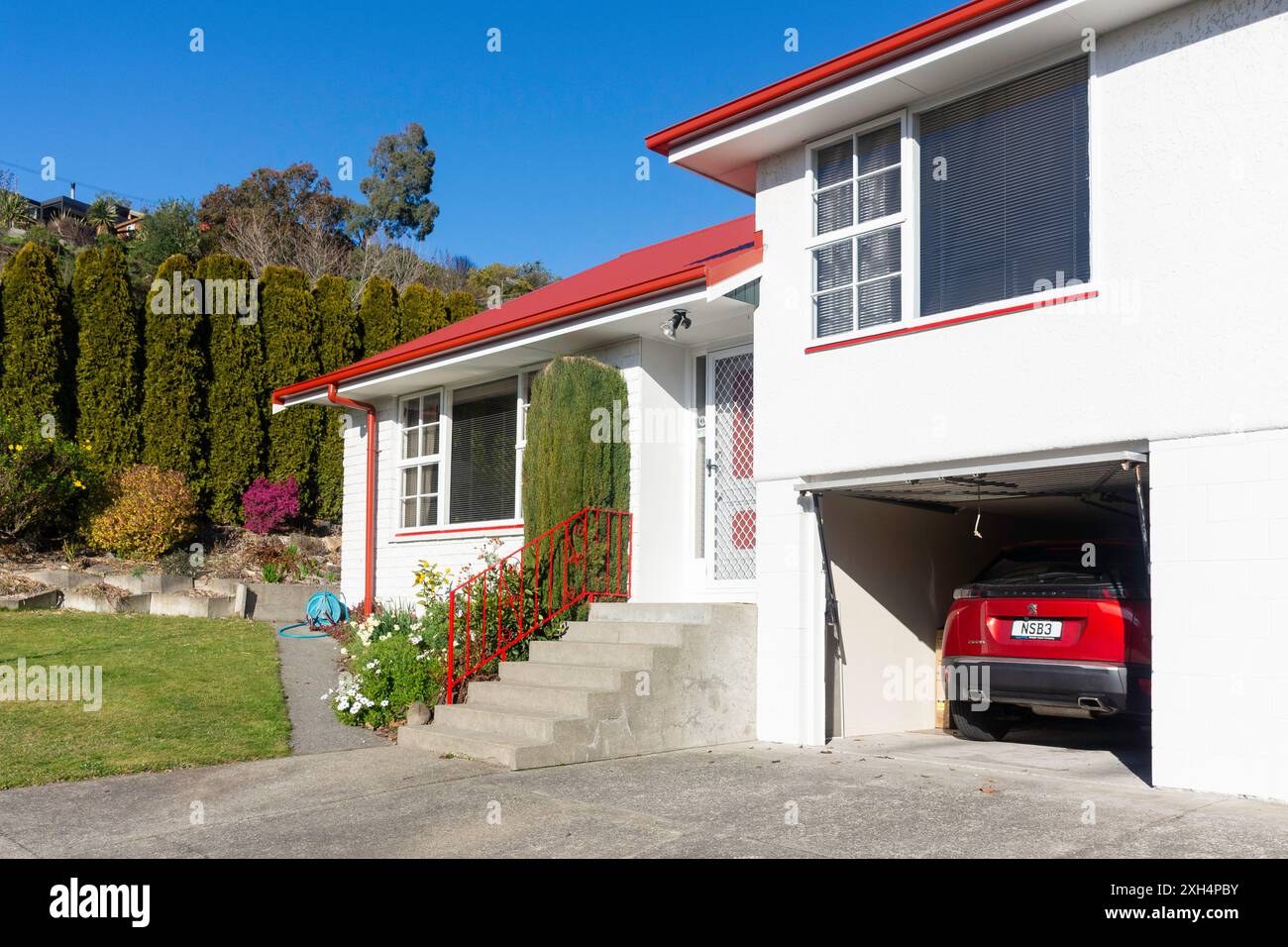 Maison avec jardin et garage, Parklands Drive, Huntsbury, Christchurch (Ōtautahi), Canterbury, nouvelle-Zélande Banque D'Images