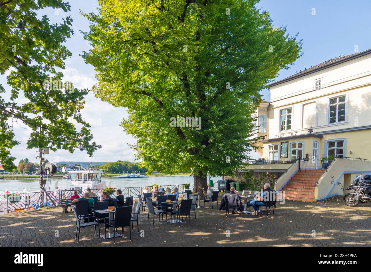 Linz am Rhein : Hôtel Bucheneck, niveau Pegel Linz, car ferry, rivière Rhin (Rhin), restaurant en plein air à Rheintal, Rhénanie-Palatinat Banque D'Images