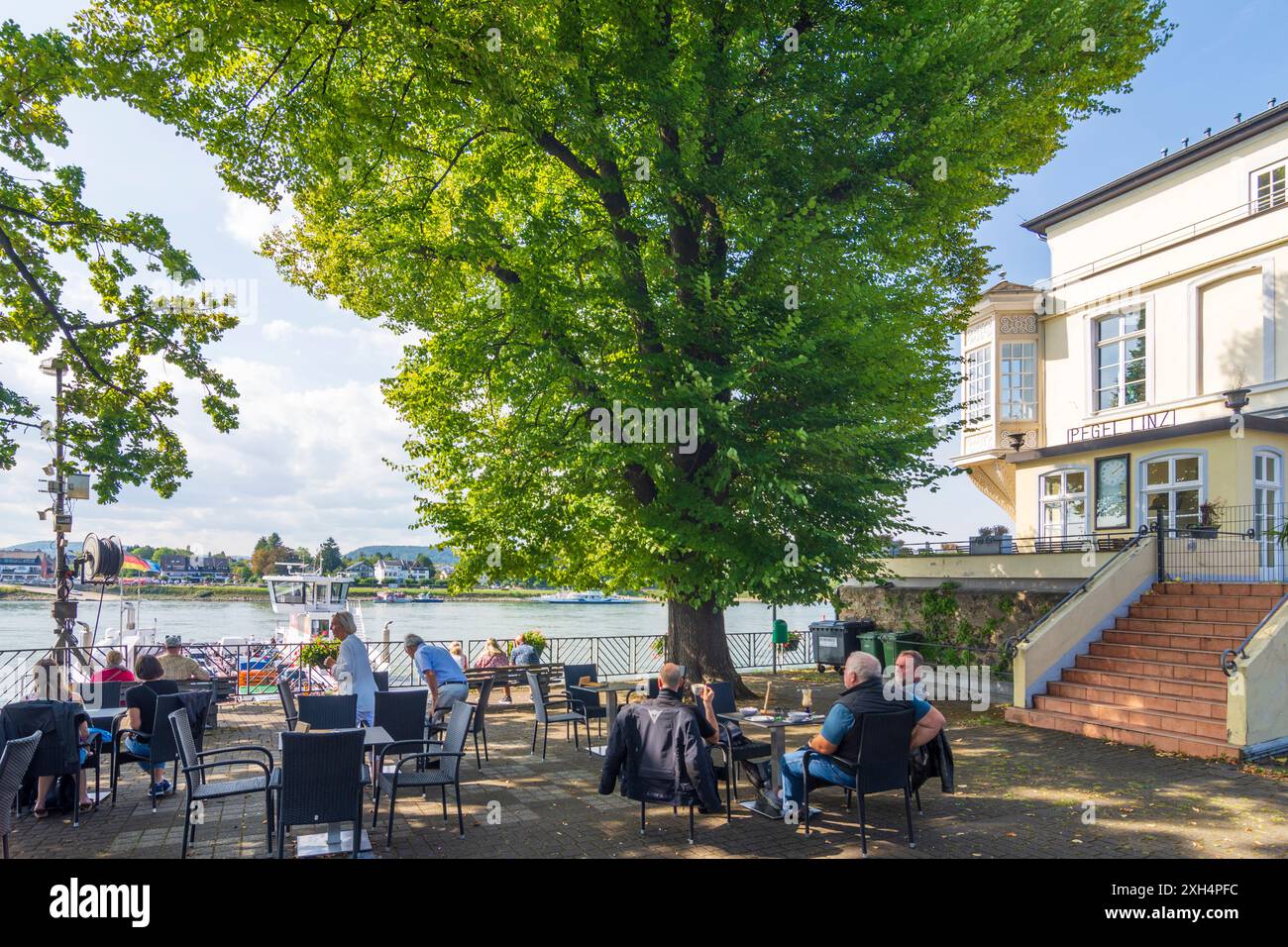 Linz am Rhein : Hôtel Bucheneck, niveau Pegel Linz, car ferry, rivière Rhin (Rhin), restaurant en plein air à Rheintal, Rhénanie-Palatinat Banque D'Images
