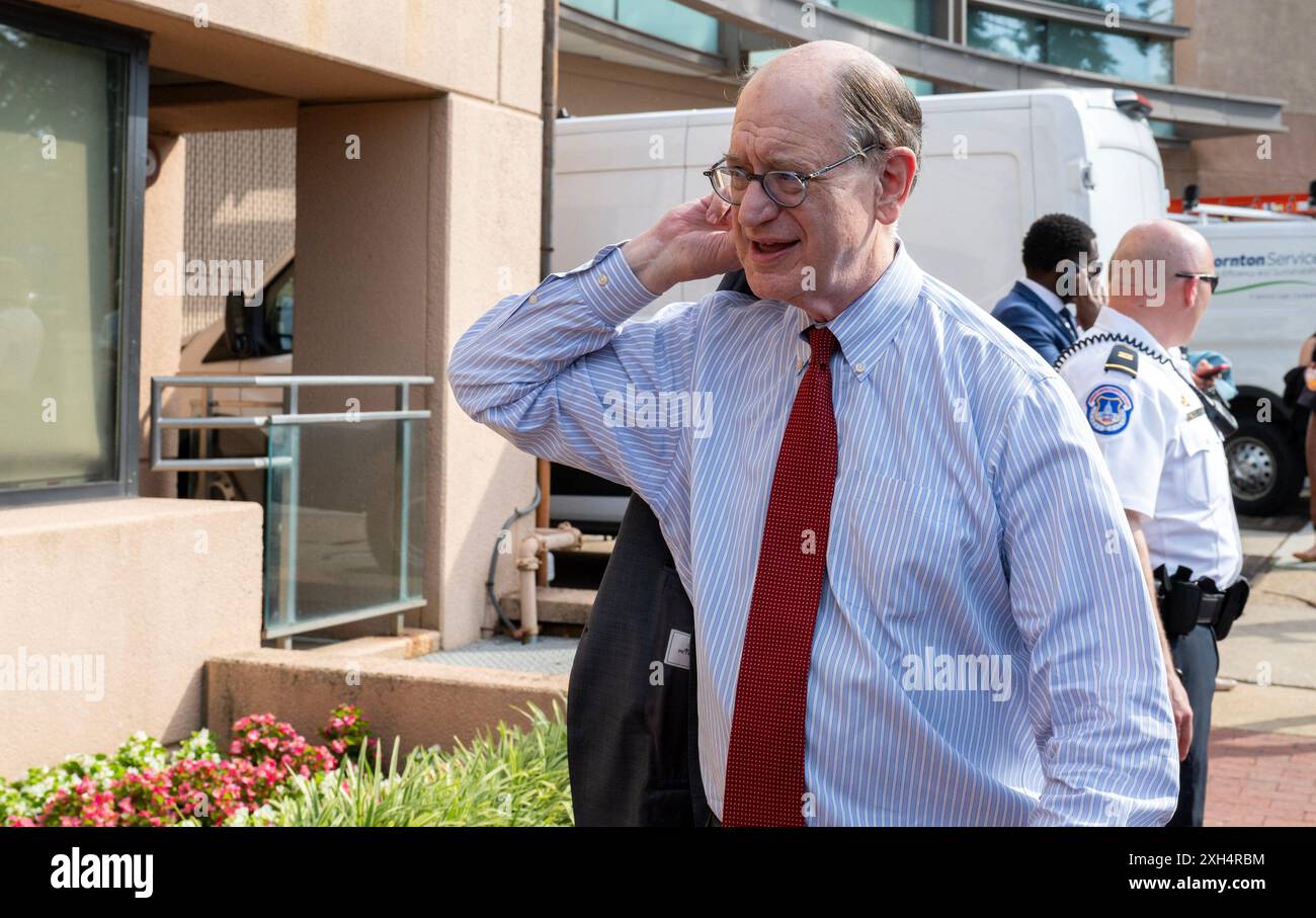 Washington, États-Unis. 09 juillet 2024. Le représentant des États-Unis Brad Sherman (démocrate de Californie) arrive à la «réunion de toutes les mains» pour discuter de la candidature continue du président des États-Unis Joe Biden pour la réélection au siège du Comité national démocrate à Washington, DC, États-Unis, mardi 9 juillet 2024. Photo de Ron Sachs/CNP/ABACAPRESS. COM Credit : Abaca Press/Alamy Live News Banque D'Images