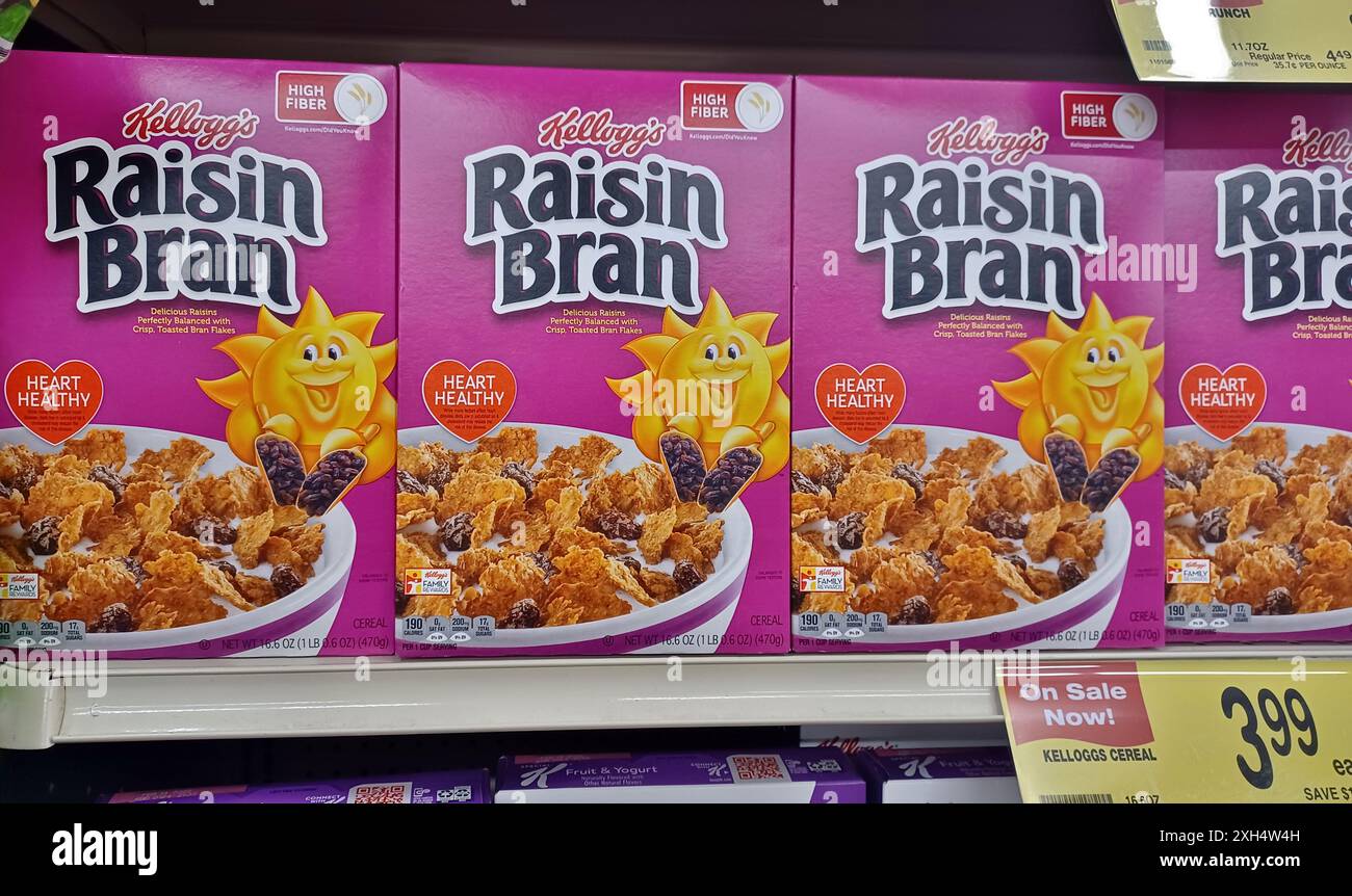Houston, Texas États-Unis 05-12-2024 : Kelloggs raisin Bran boîtes de céréales étagère de supermarché. Banque D'Images