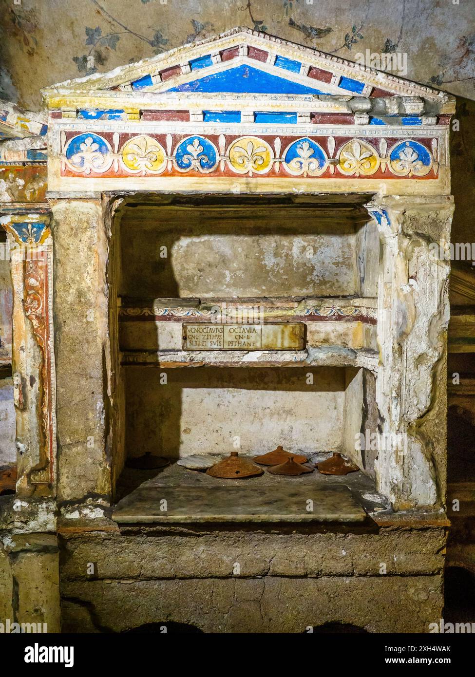 Columbarium de Pomponius Hylas - petites structures architecturales en forme d'aedicules, avec de petites colonnes et un tympan, décorées de peintures polychromes et de stucs - le style de décoration est pertinent à l'âge Flavien - la construction du tombeau, comme en témoignent d'autres inscriptions, remonte à entre la principauté de Tibère et celle de Claudius (14-51 AD), mais il a continué à être utilisé plus tard, à l'âge Flavien (69-96 AD), lorsque la mosaïque de Pomponius Hylas et quelques changements à l'appareil décoratif, jusqu'à l'âge Antonin (138-161 AD) - Parco degli Scipioni, Rome, Italie Banque D'Images