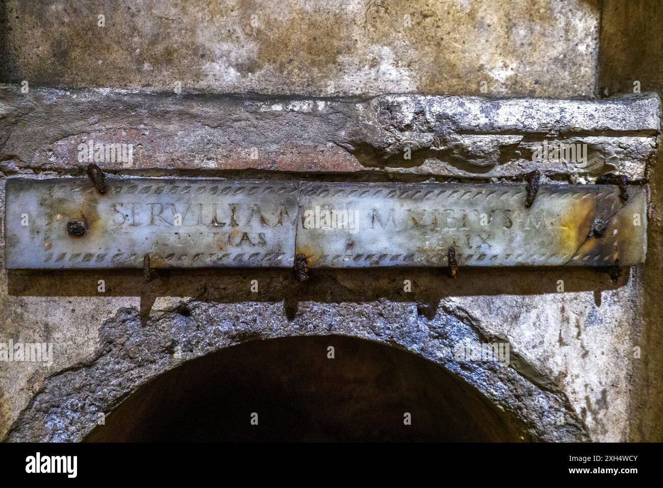 Columbarium de Pomponius Hylas - épigraphe - la construction de la tombe, comme en témoignent d'autres inscriptions, remonte à entre la principauté de Tibère et celle de Claudius (14-51 AD), mais il a continué à être utilisé plus tard, à l'âge Flavien (69-96 AD), lorsque la mosaïque de Pomponius Hylas et quelques changements à l'appareil décoratif, jusqu'à l'âge Antonin (138-161 AD) - Parco degli Scipioni, Rome, Italie Banque D'Images