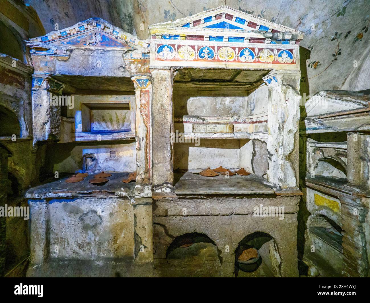 Columbarium de Pomponius Hylas - petites structures architecturales en forme d'aedicules, avec de petites colonnes et un tympan, décorées de peintures polychromes et de stucs - le style de décoration est pertinent à l'âge Flavien - la construction du tombeau, comme en témoignent d'autres inscriptions, remonte à entre la principauté de Tibère et celle de Claudius (14-51 AD), mais il a continué à être utilisé plus tard, à l'âge Flavien (69-96 AD), lorsque la mosaïque de Pomponius Hylas et quelques changements à l'appareil décoratif, jusqu'à l'âge Antonin (138-161 AD) - Parco degli Scipioni, Rome, Italie Banque D'Images