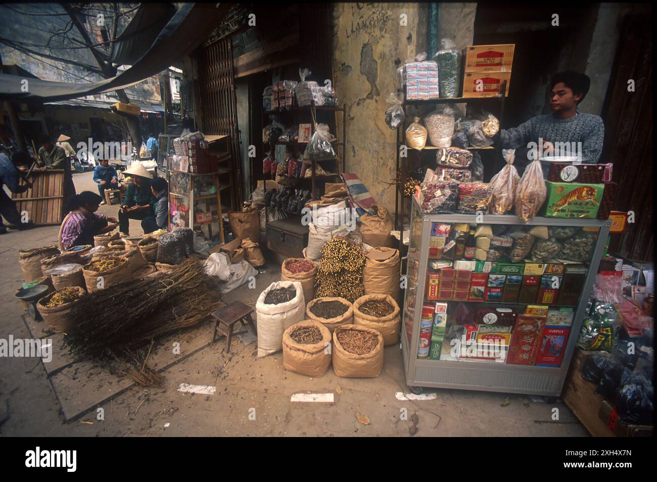 Boutique en mauvais état au coin de la rue, prise en 1995, Hanoi, Vietnam Banque D'Images