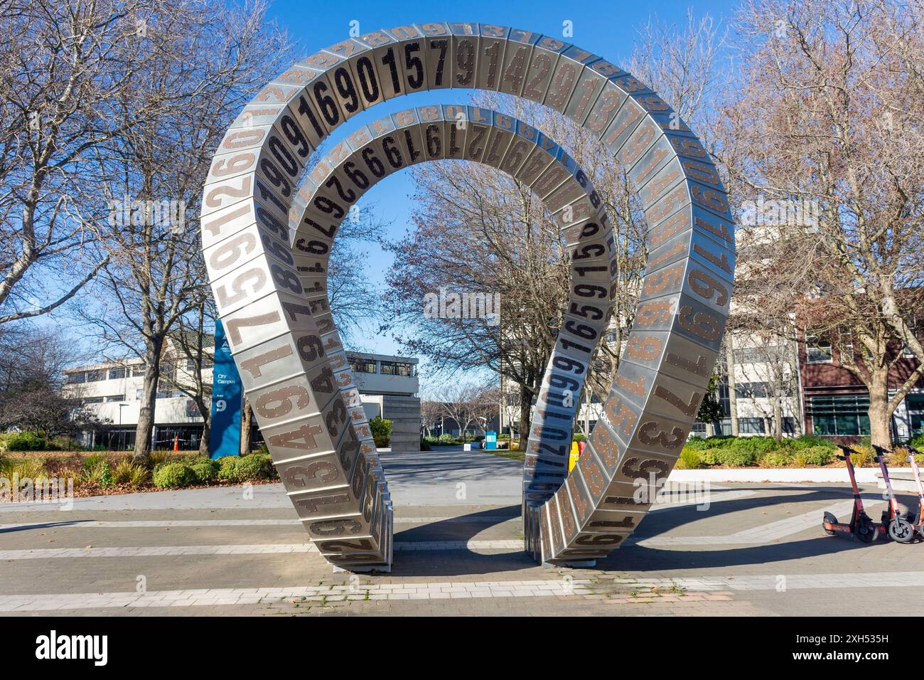 Passing Time sculpture, Ara Institute of Canterbury Ltd, City Campus, Madras Street, Christchurch (Ōtautahi), Canterbury, nouvelle-Zélande Banque D'Images