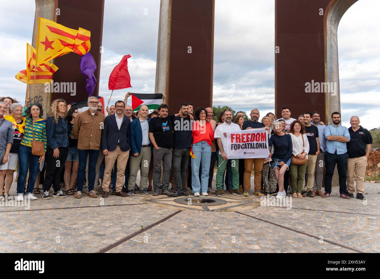 Suisse. 12/07/2024, Marta Rovira, Ruben Wagensberg, JESUS RODRIGUEZ et Josep Campmajó prennent une photo à la frontière des pays catalans avant d’entrer en Espagne à leur retour d’exil en Suisse. Marta Rovira, Ruben Wagensberg, JESUS RODRIGUEZ, y Josep Campmajó se hacen una foto en la frontera de los Pa&#xed;ses Catalanes antes de entrar en Espa&#xf1;a al regresar de su exilio en Suiza. Sur la photo : Marta Rovira, Ruben Wagensberg, JESUS RODRIGUEZ, y Josep Campmajó News Politics Salses, France vendredi 12 juillet 2024 (photo par Eric Renom/LaPresse) Banque D'Images