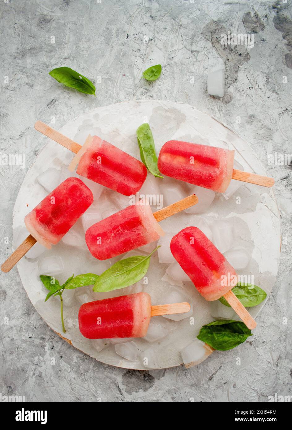 Popsicles surgelées à la pastèque avec glaçons et basilic Banque D'Images
