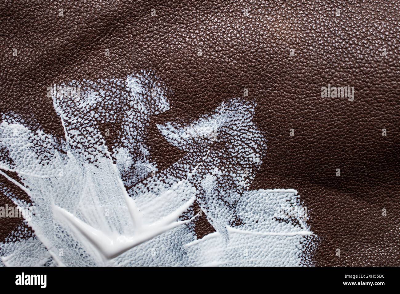 Coups de peinture acrylique blanc sur texture de cuir véritable brun, motif aléatoire avec espace de copie, Banque D'Images Coups de peinture acrylique blanc sur texture de cuir véritable brun, motif aléatoire avec espace de copie, Banque D'Images