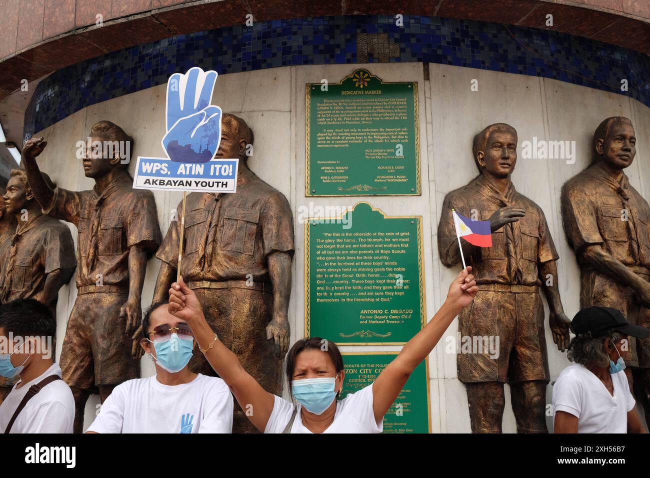 Environ 200 défenseurs se rassemblent au Boy Scout Circle à Quezon City, aux Philippines, le 12 juillet 2024, pour appeler à la déclaration du 12 juillet comme Journée de la mer des Philippines occidentales. En 2016, les Philippines ont gagné une affaire maritime contre la Chine devant la Cour permanente d'arbitrage de la Haye. La Cour a décidé que les Philippines avaient des droits souverains exclusifs sur la mer des Philippines occidentales et a déclaré invalide la ligne de neuf tirets de la Chine. Droit d'auteur : xDeoxMontesclarosx Banque D'Images