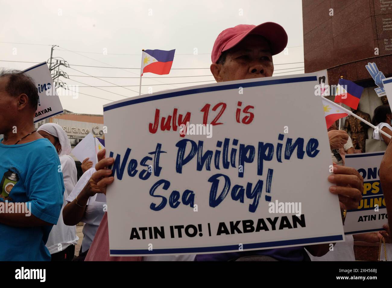 Environ 200 défenseurs se rassemblent au Boy Scout Circle à Quezon City, aux Philippines, le 12 juillet 2024, pour appeler à la déclaration du 12 juillet comme Journée de la mer des Philippines occidentales. En 2016, les Philippines ont gagné une affaire maritime contre la Chine devant la Cour permanente d'arbitrage de la Haye. La Cour a décidé que les Philippines avaient des droits souverains exclusifs sur la mer des Philippines occidentales et a déclaré invalide la ligne de neuf tirets de la Chine. Droit d'auteur : xDeoxMontesclarosx Banque D'Images