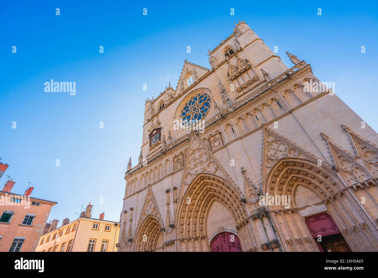 Vue en angle bas de la cathédrale, bâtiment gothique dans le Vieux Lyon, France Banque D'Images