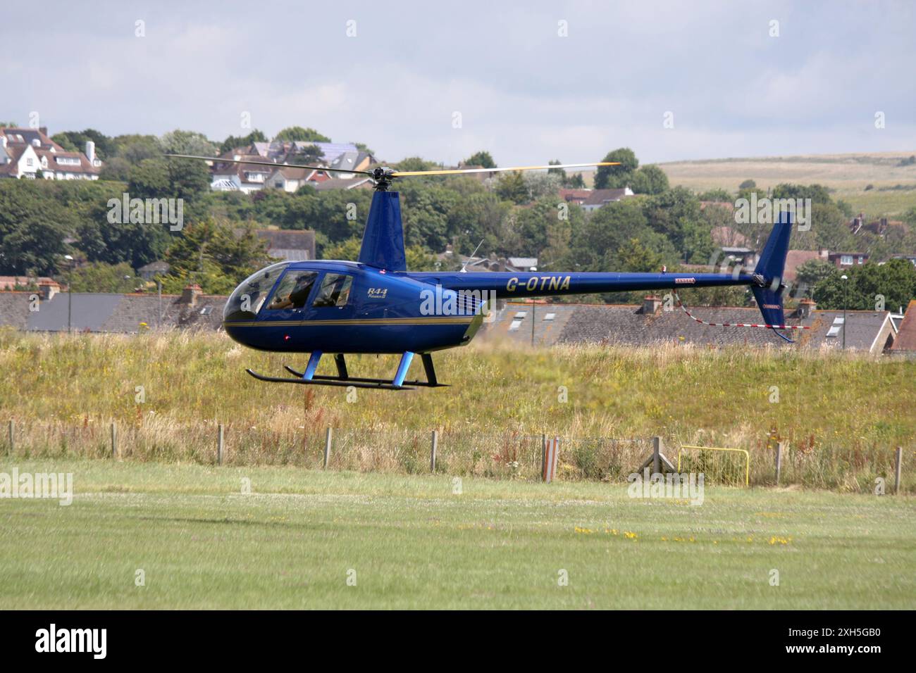 Un hélicoptère Robinson R44 Raven II au départ de l'aéroport de Brighton City West Sussex Banque D'Images