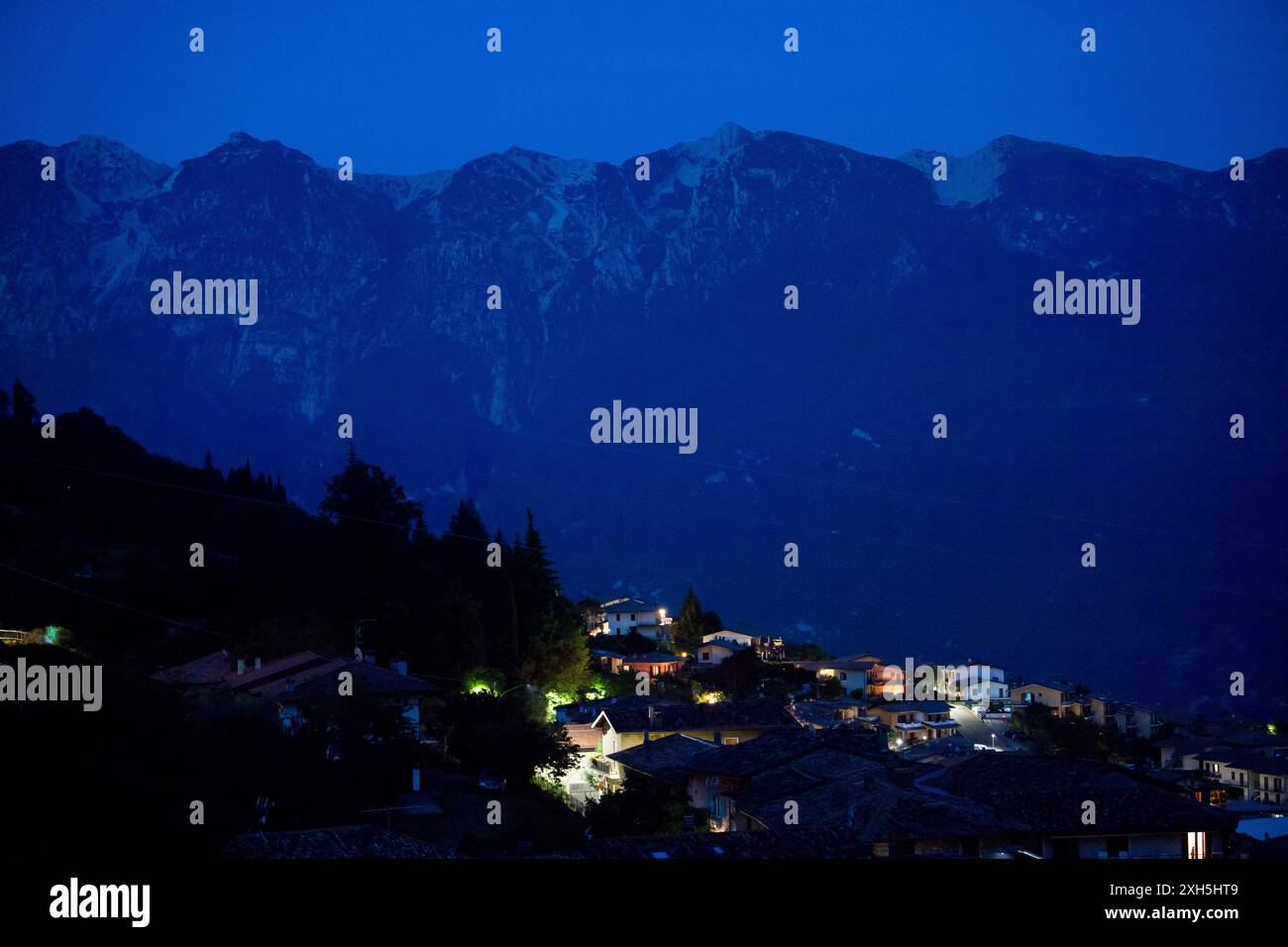 Côté ouest du lac de Garde (lac de Garde) à Tignale, province de Brescia, Lombardie, Italie © Wojciech Strozyk / Alamy Stock photo Banque D'Images