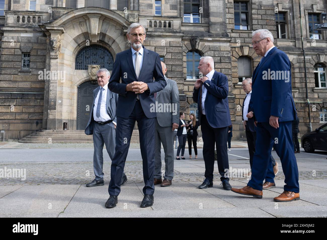 Dresde, Allemagne. 12 juillet 2024. Herbert Reul (gauche-droite), ministre de l'intérieur de Rhénanie-du-Nord-Westphalie, Armin Schuster, ministre de l'intérieur de Saxe, Thomas Blenke (tous CDU), secrétaire d'État au ministère de l'intérieur du Bade-Württemberg, et Joachim Herrmann (CSU), ministre de l'intérieur de Bavière, se réunissent pour une photo de groupe. Les ministres de l'intérieur des états dirigés par la CDU se réuniront à Dresde les 11 et 12 juillet 2024. Crédit : Sebastian Kahnert/dpa/Alamy Live News Banque D'Images