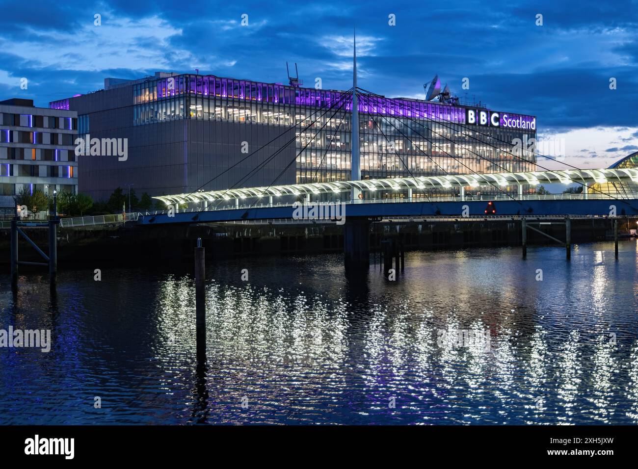 Soirée au BBC Scotland Building et Bell's Bridge sur la rivière Clyde avec reflet scintillant dans l'eau, la télévision et le complexe studio de radio à Paci Banque D'Images