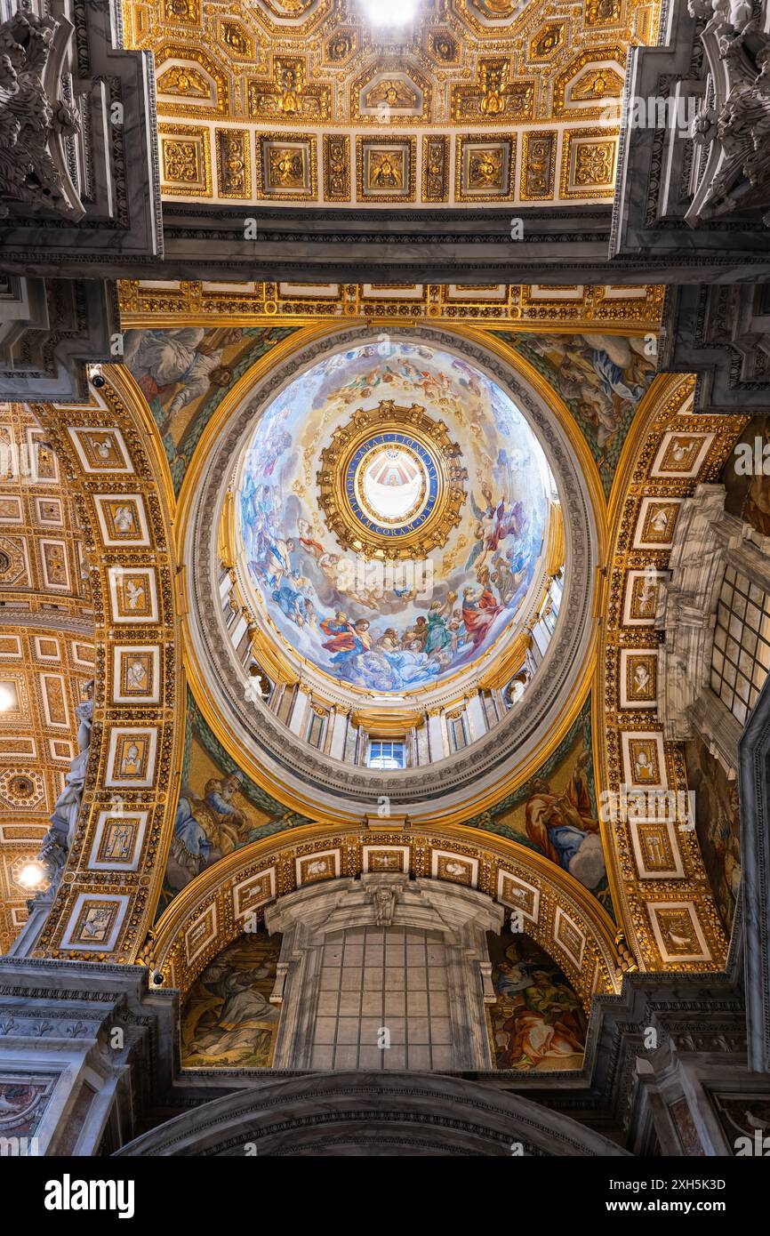Vatican, Basilique pontificale de Saint Pierre intérieur doré, Chapelle du Saint Sacrement dôme avec mosaïque Banque D'Images