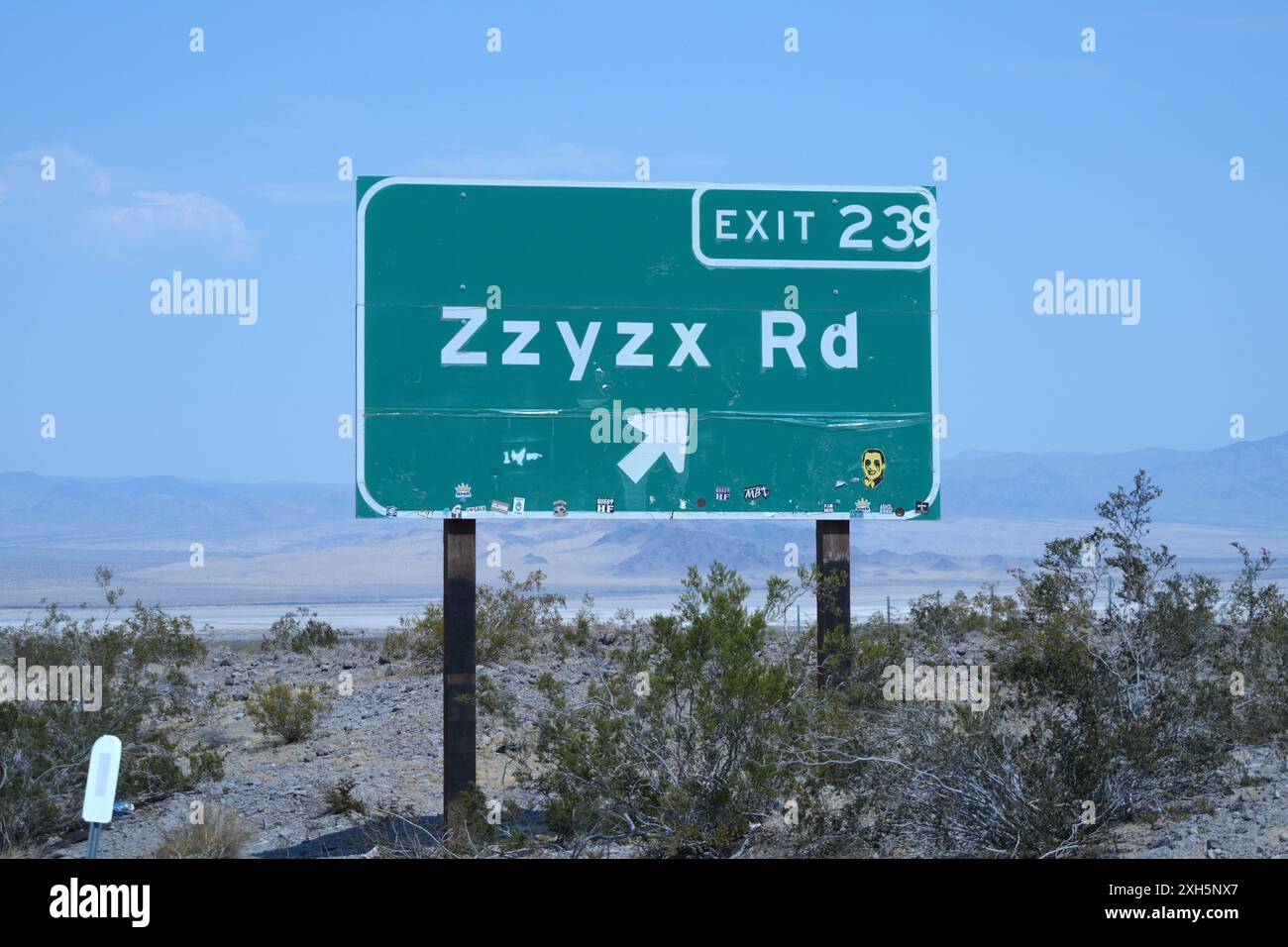La sortie 239 de la route Zzyzx le long de l'autoroute Interstate 15 en direction du nord, jeudi 11 juillet 2024, dans la vallée de la mort, Etalonnage Banque D'Images