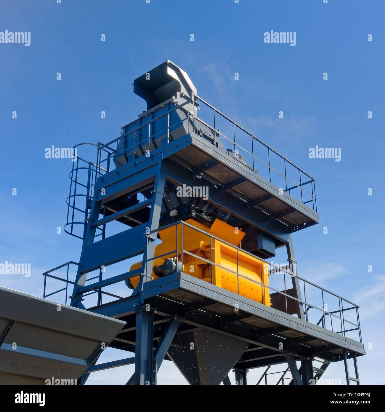 Équipement de chantier de construction, usine générique d'asphalte ou de béton, tir à bas angle extérieur, fond de ciel bleu Banque D'Images