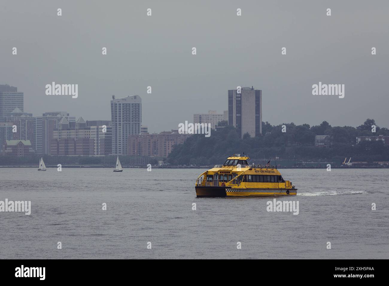 New York Yellow Water Taxi sur la rivière Hudson un jour gris Banque D'Images