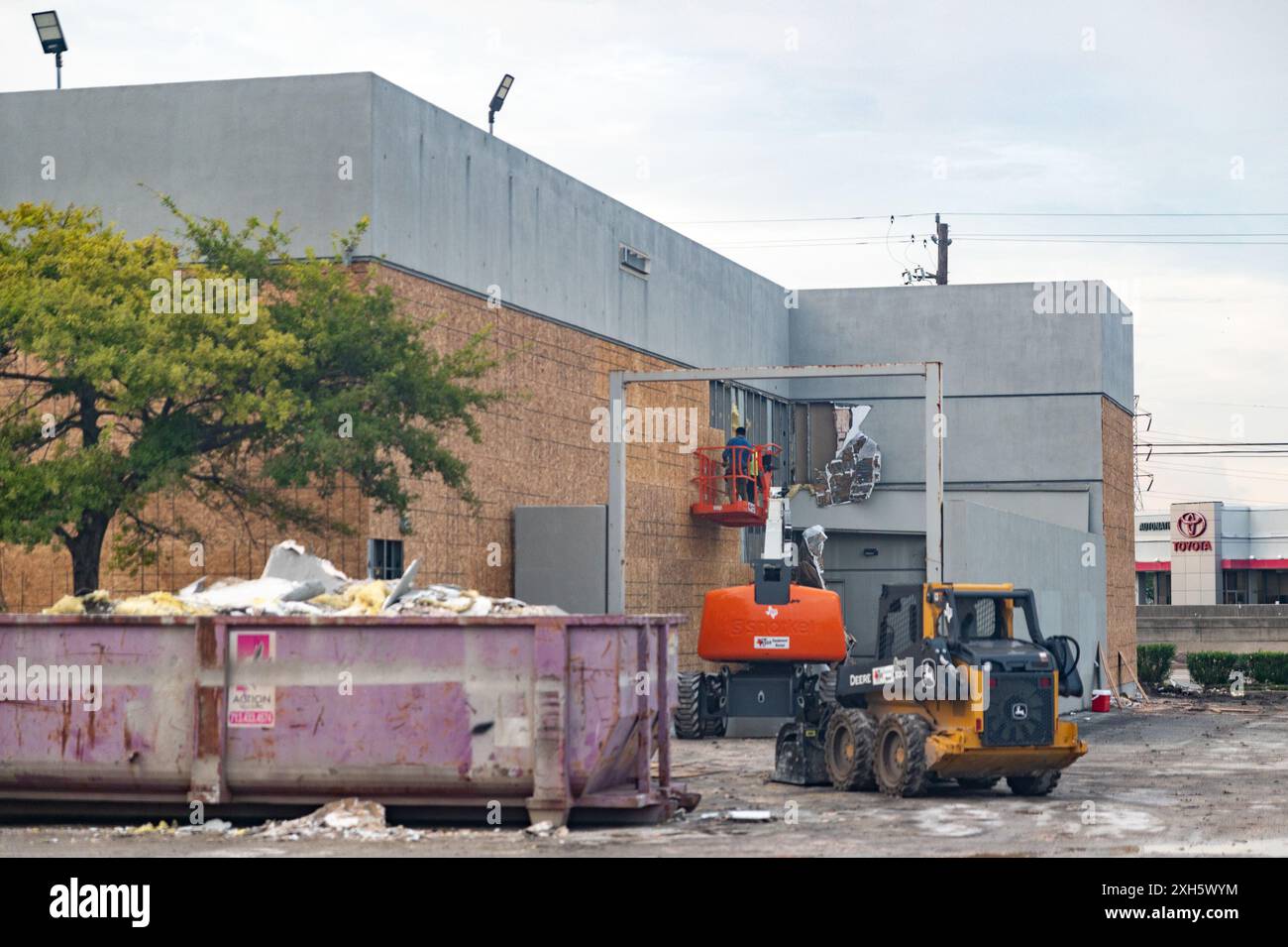 Houston, États-Unis. 11 juillet 2024. Exclusive Furniture à Houston, au Texas, a commencé les réparations du bâtiment le 11 juillet 2024. Le bâtiment a été laissé avec de graves dommages causés par l'ouragan Beryl le lundi 8 juillet 2024. (Photo de Jennifer Lake/Sipa USA) crédit : Sipa USA/Alamy Live News Banque D'Images