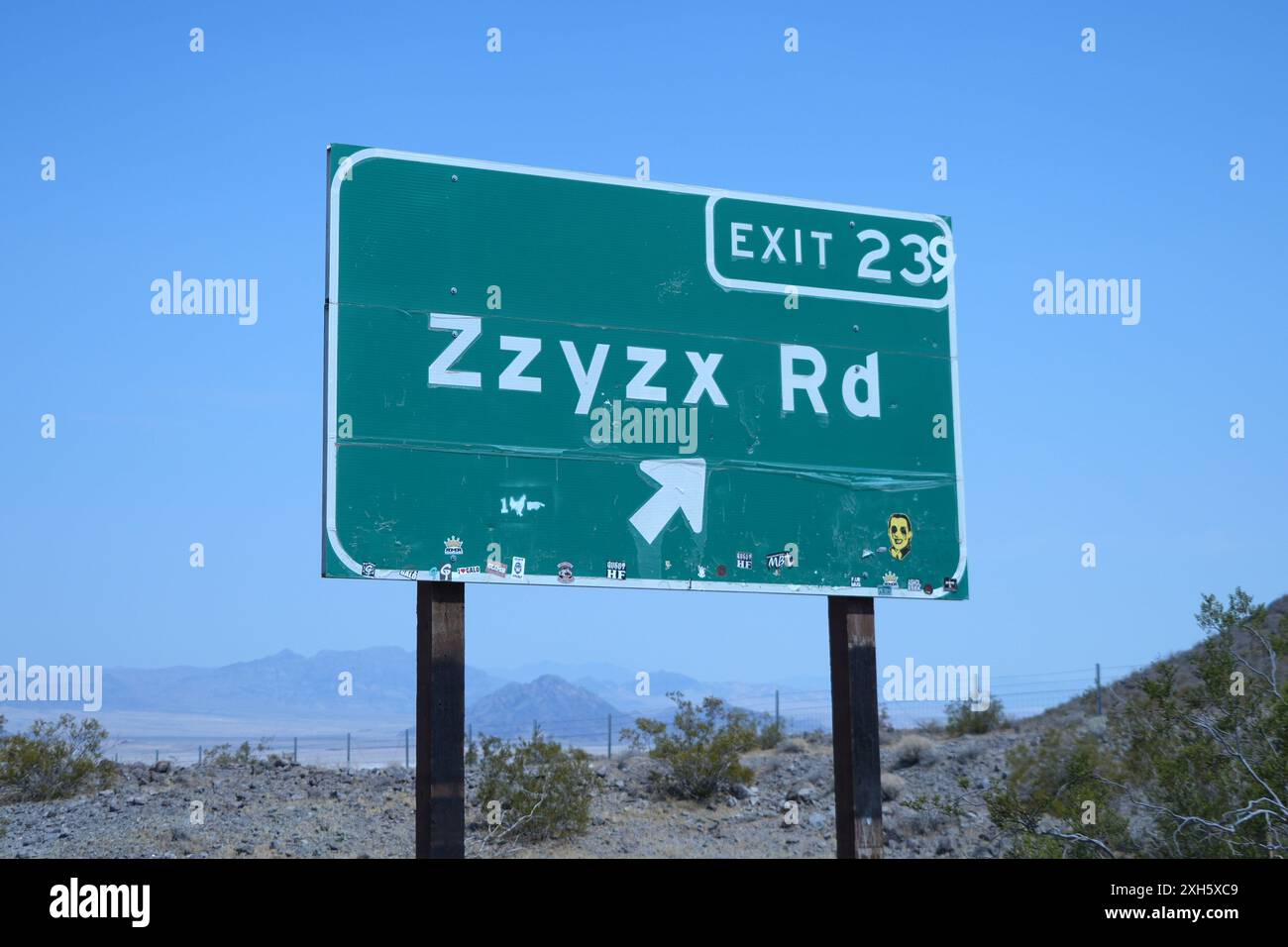 La sortie 239 de la route Zzyzx le long de l'autoroute Interstate 15 en direction du nord, jeudi 11 juillet 2024, dans la vallée de la mort, Etalonnage Banque D'Images