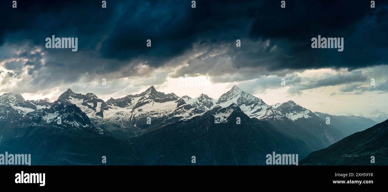 Nuages sombres au coucher du soleil sur Ober Gabelhorn, Zinalrothorn et Weisshorn sommets, Gornergrat, Zermatt, canton du Valais, Suisse Banque D'Images