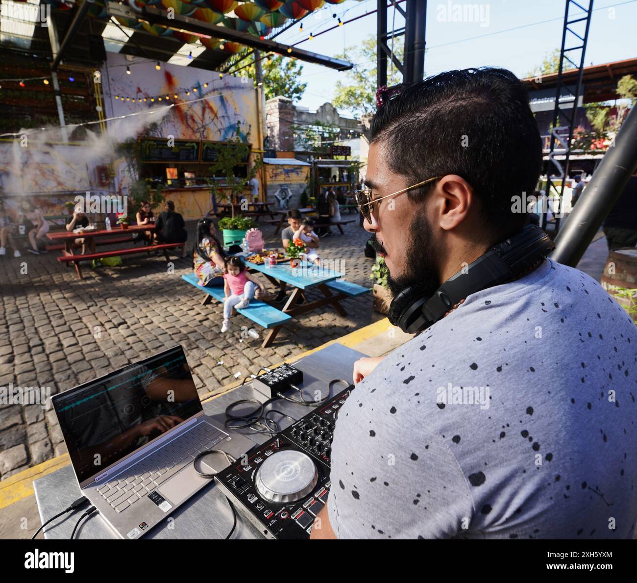 disc-jockey jouant de la musique dans une ferme laitière Banque D'Images