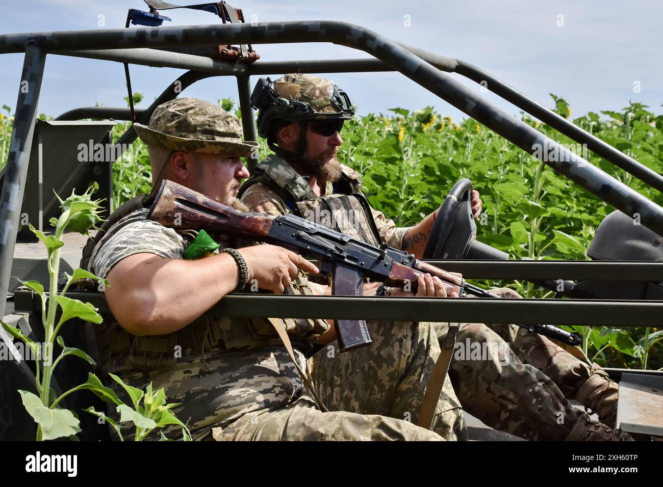 Soldats ukrainiens de l'équipe d'évacuation de la 65e brigade mécanisée séparée vus dans le buggy d'évacuation près d'Orikhiv. Les défenseurs ukrainiens utilisent des buggies de plage, des VTT (véhicule tout-terrain) et des vélos électriques à l'avant parce que ces véhicules sont plus silencieux et plus difficiles à voir et à entendre. Cela donne aux soldats sur la ligne de front une meilleure chance d'éviter les drones russes et de survivre. Ces petits véhicules ne se substituaient pas aux véhicules militaires traditionnels. Ils manquent de puissance de feu et d'espace pour transporter un grand nombre de personnes ou de marchandises, et leur manque de blindage rend tout le monde à bord vulnérable. Mais Banque D'Images