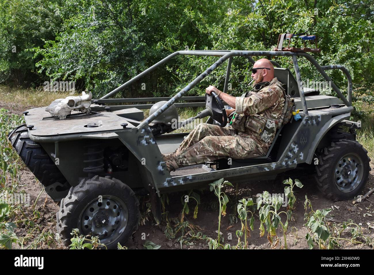 Un soldat ukrainien de l'équipe d'évacuation de la 65e brigade mécanisée séparée conduit un buggy d'évacuation près d'Orikhiv. Les défenseurs ukrainiens utilisent des buggies de plage, des VTT (véhicule tout-terrain) et des vélos électriques à l'avant parce que ces véhicules sont plus silencieux et plus difficiles à voir et à entendre. Cela donne aux soldats sur la ligne de front une meilleure chance d'éviter les drones russes et de survivre. Ces petits véhicules ne se substituaient pas aux véhicules militaires traditionnels. Ils manquent de puissance de feu et d'espace pour transporter un grand nombre de personnes ou de marchandises, et leur manque de blindage rend tout le monde à bord vulnérable. Mais Banque D'Images